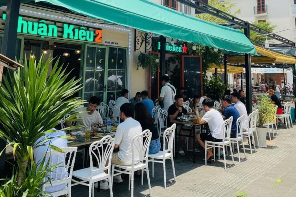 Kh&ocirc;ng gian qu&aacute;n Thuận Kiều 2 ở l&agrave;ng ch&agrave;i H&agrave;m Ninh